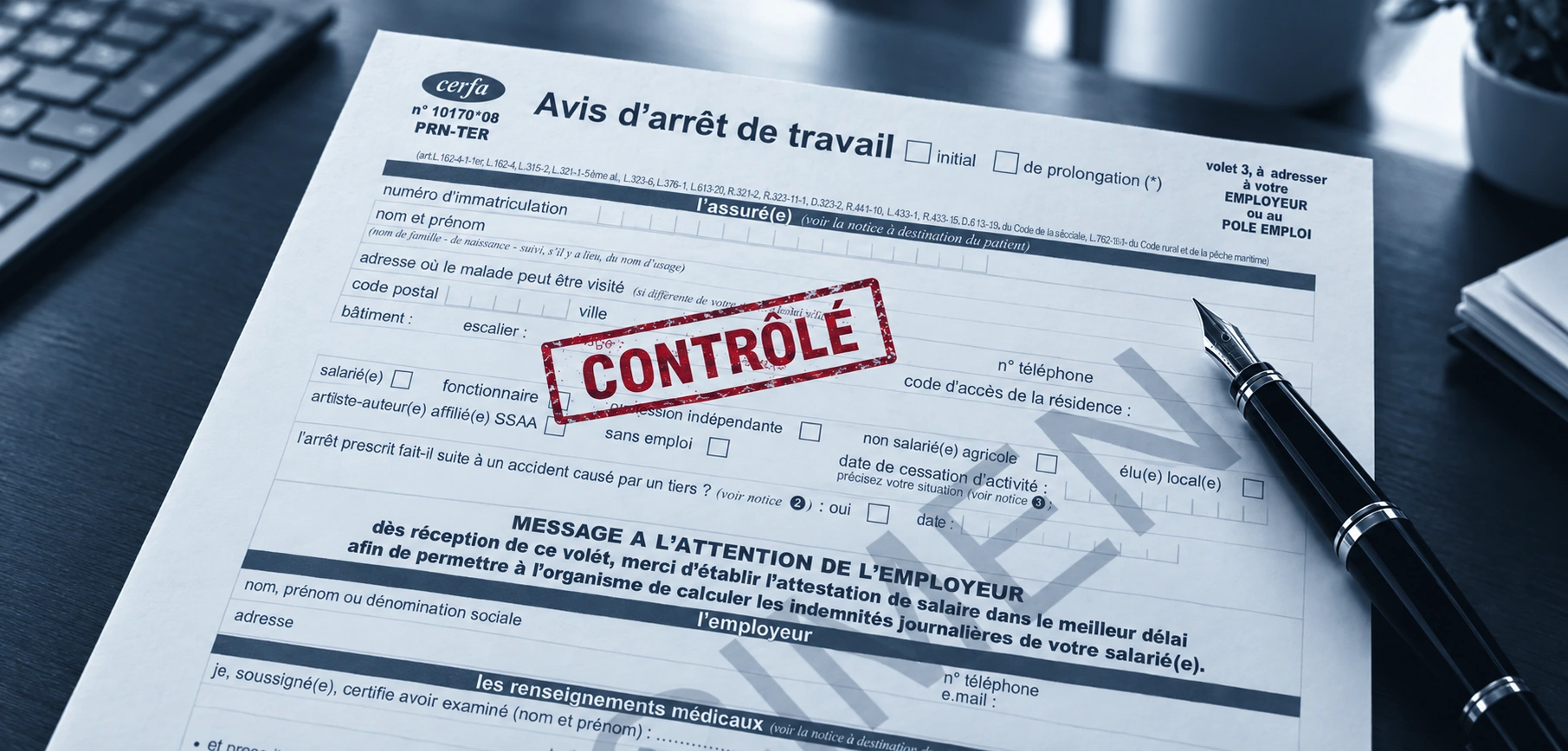 Avis d’arrêt de travail (spécimen) portant le tampon rouge CONTRÔLÉ, posé sur un bureau.